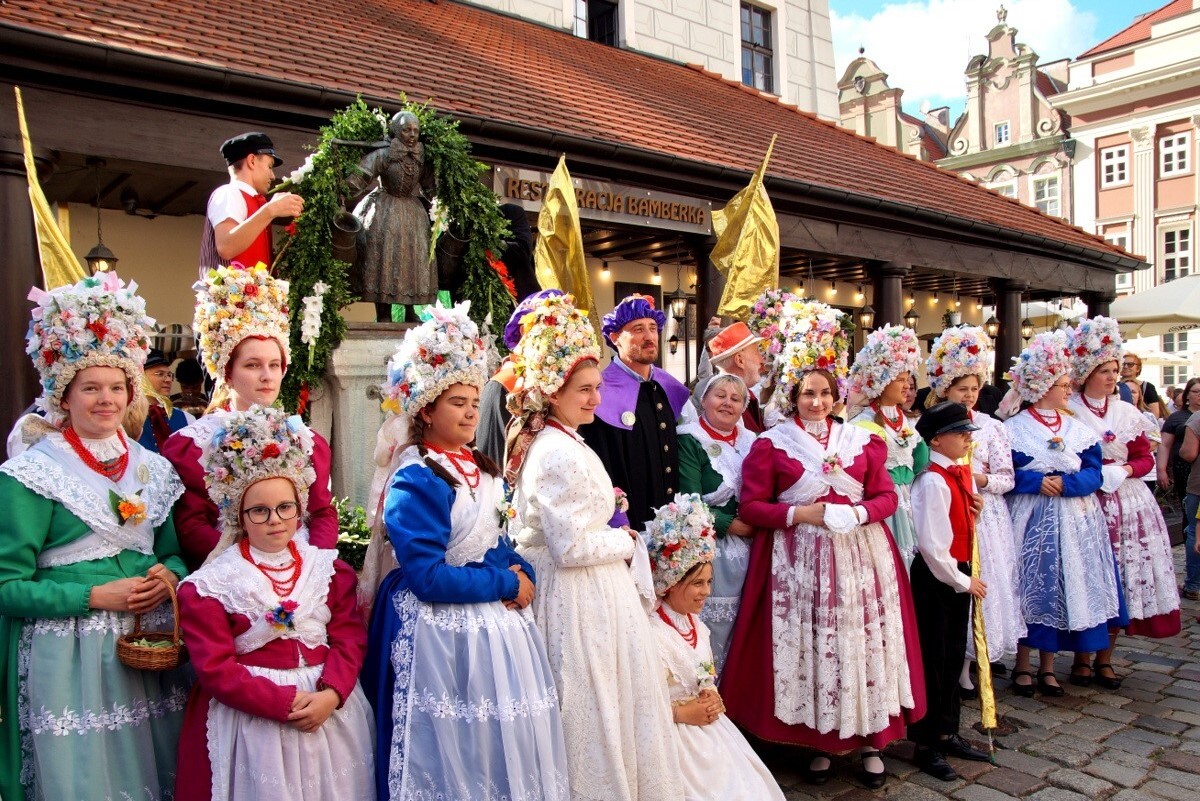 Obchody Święta Bambrów Poznańskich, odbywającego się corocznie w pierwszy weekend sierpnia. Bamberki z Towarzystwa Bambrów Poznańskich pozują do zdjęć pod Studzienką Bamberki, która z okazji święta przyozdabiana jest girlandą biało-czerwonych kwiatów