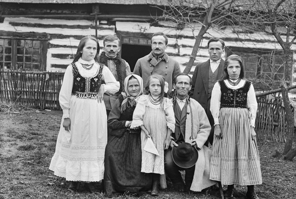 Rodzina Rapaczów z Jurkowa na tle chaty