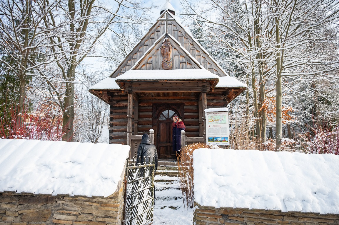 Drewniana kaplica zimą
