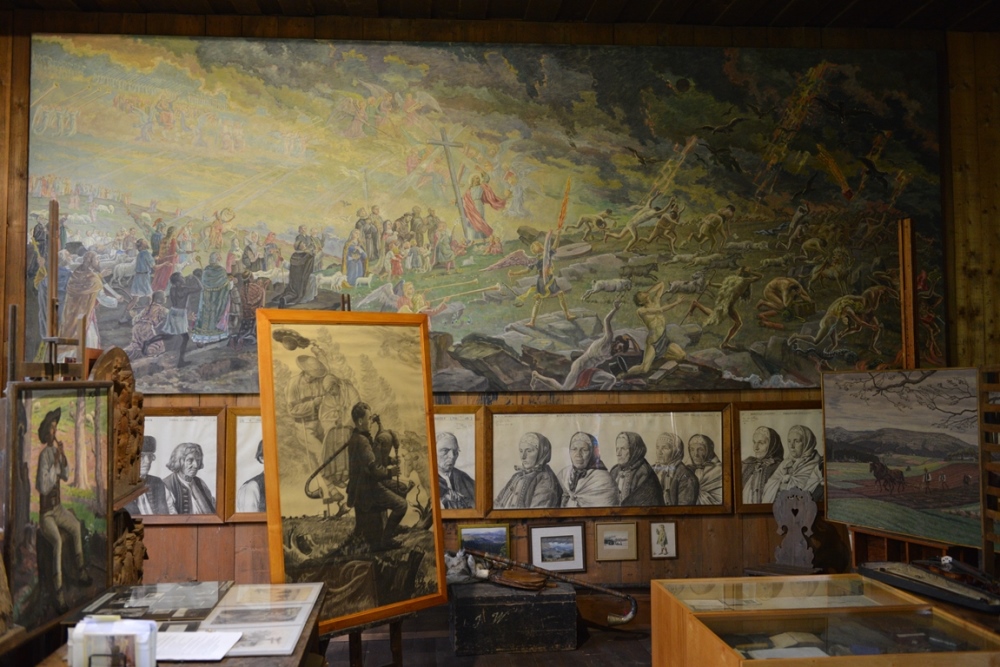 Wystawa w muzeum - obrazy, w tym potężne płótno Sąd Ostateczny.