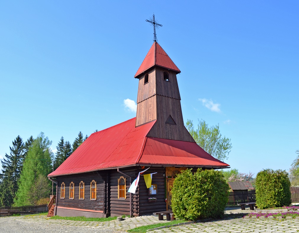Drewniany kościół z czerwonym dachem